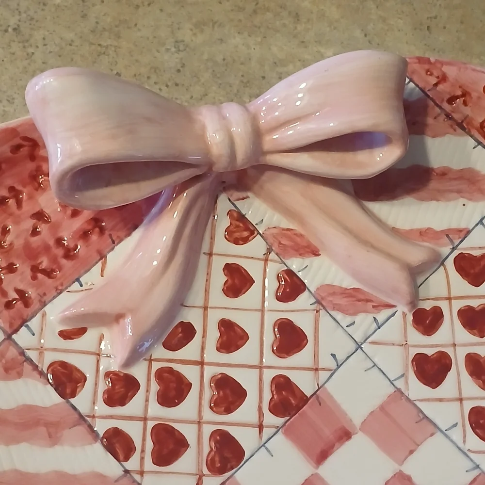 Ceramic Heart-Shaped Decorative Plate with Bow